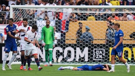 Joao Neves pierde la cabeza: tirón de pelo a Cucurella y roja directa