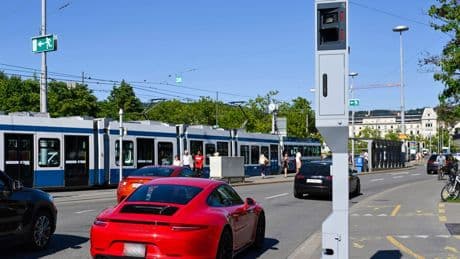 Schweiz: Raser mit 27 km/h zu viel – Gericht verlangt 95.500 Euro