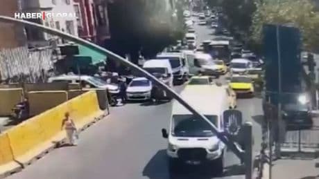 Beyoğlu’nda İETT Özel Halk Otobüsünün karıştığı zincirleme kazanın görüntüleri ortaya çıktı!