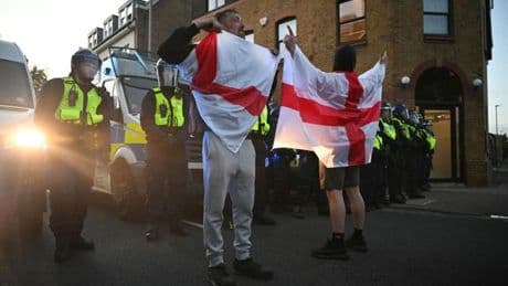 Les actions anti-immigration à Epping font craindre à la presse britannique une “poudrière”