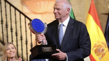 Borrell  se rompe la clavícula en una caída durante su estancia en Bolivia