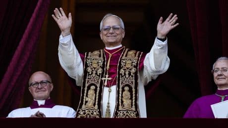 Netflix-Serie: Papstwahl bringt Dreh von "Emily in Paris" durcheinander