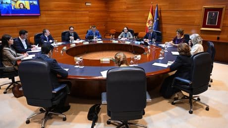 El Gobierno evalúa la vuelta a la normalidad tras el apagón y pide más información a las eléctricas