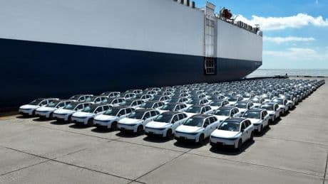 De la ofensiva de Volkswagen al contraataque de Stellantis: así marchan las inversiones de dos gigantes para conquistar China