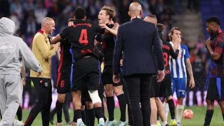 Boze Hansi Flick stuurt FC Barcelona naar binnen nadat sproeiers aanschieten tijdens kampioensfeest op het veld