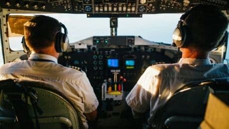 Pilot eğitmeni evinde ölü bulundu!