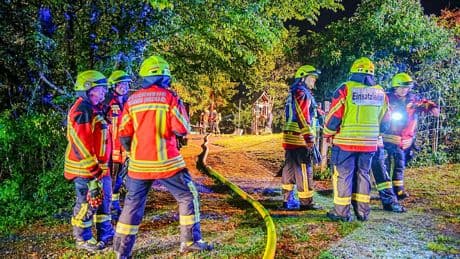 Gartenhaus in Flammen - Zwei Teenager bei Geburtstagsparty verletzt