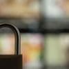 Contrôle de l'âge des visiteurs de sites pornographiques : l'Arcom met en demeure deux plateformes pour des manquements