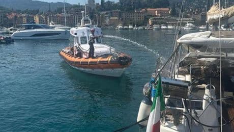 Barca a vela prende fuoco nel porto di Santa Margherita | Foto