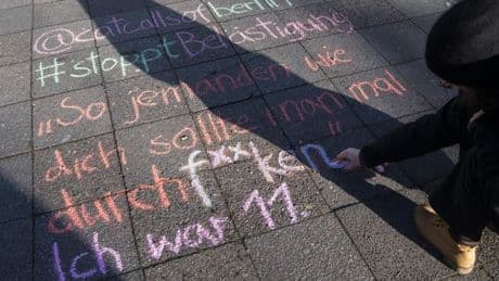 „Catcalling“ beleidigt  – und raubt Frauen die Freiheit