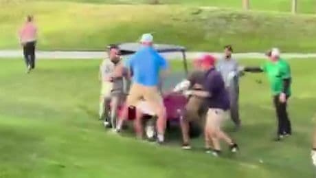 Kieferbruch! - Plötzlich prügeln die Golfer aufeinander ein