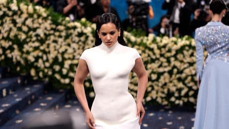 Rosalía sugiere en la gala del MET que tiene nuevo proyecto: “Se vienen cosas”