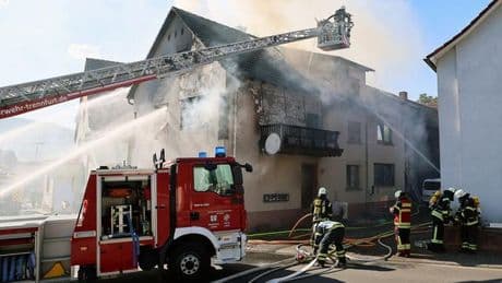 Landkreis Miltenberg: Feuerwehr findet tote Person bei Brand in Mehrfamilienhaus