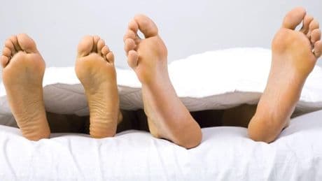 Los trucos de un médico especialista para dormir fresco en una noche calurosa sin encender el aire acondicionado