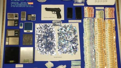 Detenidas cinco personas en Vigo a las que intervinieron heroína, cocaína y 10.000 pastillas de falsos fármacos