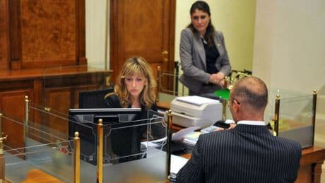 Banche, le donne guadagnano il 23% in meno, ma l’Italia fa meglio di Germania e Francia