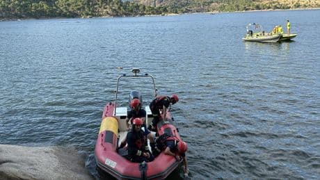 Un nuevo ahogado en el pantano de San Juan dispara las alarmas de los bañistas en pleno verano: "Es peligroso"