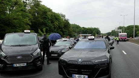 La manifestation des taxis se poursuit contre la réforme du transport de malades et la concurrence des VTC