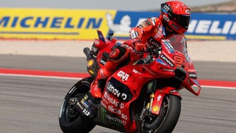 Ni un sustazo evita que Marc Márquez firme una pole de récord en Aragón