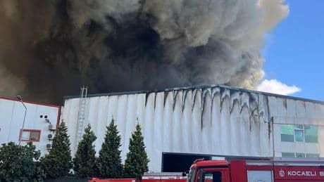 Kocaeli'de plastik fabrikasında yangın