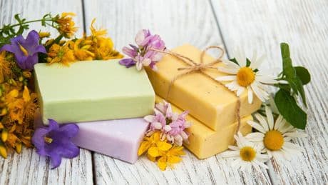 Plastikfrei: Nachhaltige Pflege: Darum ist festes Shampoo umweltfreundlicher als flüssiges