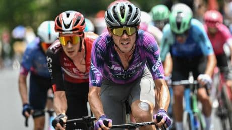 Thymen Arensman grijpt net naast dagzege, winst in zware Tour-rit is voor Simon Yates; Ben Healy pakt geel