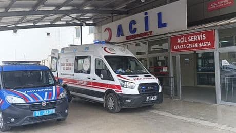 Yol verme kavgasında silahlar çekildi: 1'i polis 3 yaralı