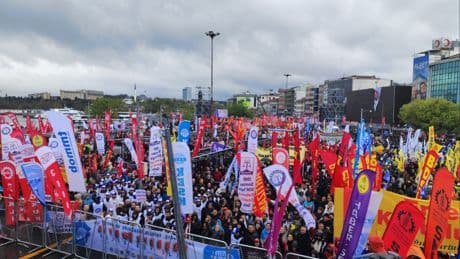 1 Mayıs | Kadıköy'de miting başladı, on binlerce kişi alanı doldurdu