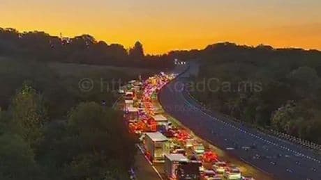 M25 traffic LIVE: Gatwick rush hour chaos on major UK motorway over 'people in road'