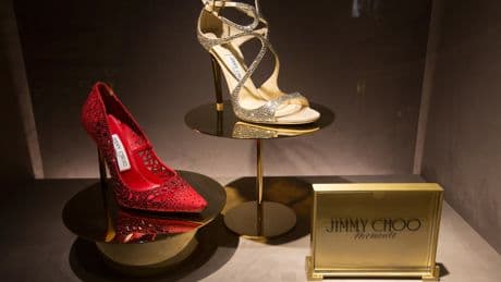 El dueño de Jimmy Choo y Michael Kors dispara las pérdidas y baja previsiones