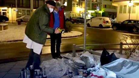 Maria erfriert fast auf der Straße – dann schreitet Nachbar-Allianz ein