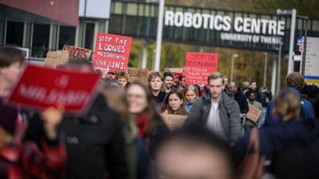 Landelijk onderwijsprotest gaat dinsdag niet door vanwege treinstaking