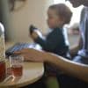 Wenn Eltern süchtig sind: Brandenburg bietet Hilfe für „Kinder im Schatten“