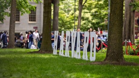 Streit mit Elite-Uni: Trump legt Pläne zu ausländischen Studierenden auf Eis – und setzt Harvard Frist