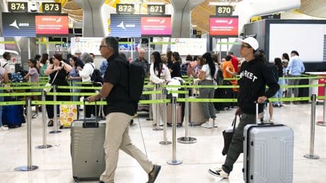 Así será el nuevo reglamento para volar en Europa: solo los bultos personales tienen que ser gratis y las indemnizaciones por retraso sólo a partir de cuatro horas, una más