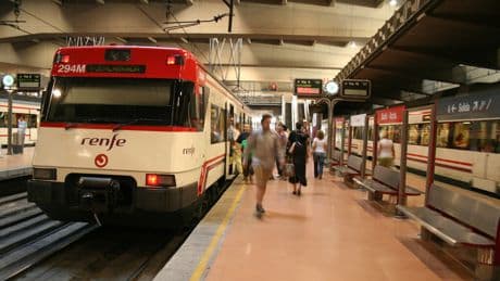 En plena ola de problemas y retrasos, a Renfe le va mejor que nunca: está batiendo récords de pasajeros pese a Ouigo e Iryo