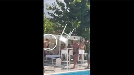 Ekelhafte Urlaubs-Szenen - Fußball-Profi knockt Frau mit Stühlen aus
