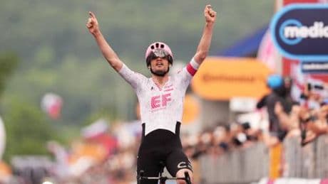 Giro d’Italia, tappa folle: caduta di massa, Ciccone ko e Asgreen domina