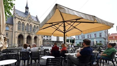 Außengastronomie: Schlechtwetterphasen verhageln Biergärten den Saisonstart