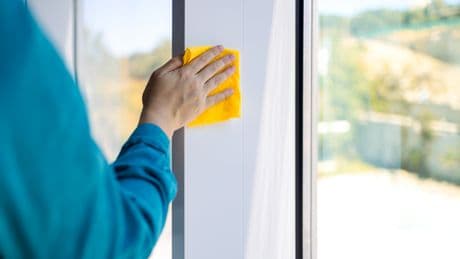 Fensterrahmen wieder weiß bekommen:  Diese Hausmittel wirken Wunder