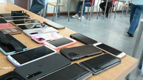 Cellulare a scuola, gli studenti rischiano la sospensione: ci saranno sanzioni "graduali". Cosa rischiano i ragazzi