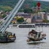 Notfälle: Schwimmkran hebt gestrandete Jacht aus dem Rhein
