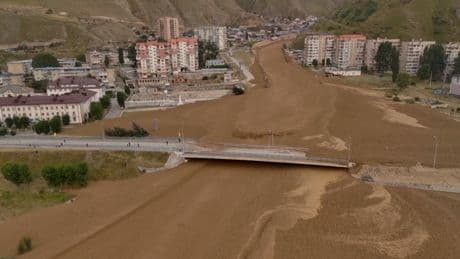 Russie: les images d’une puissante coulée de boue déferlant sur une ville du Caucase