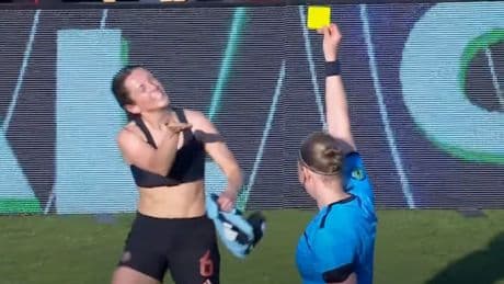 Trikot aus, Gelbe Karte - Bayern-Spielerin schickt Kusshand an Schiedsrichterin