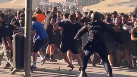La tensión es máxima en los aledaños del Santiago Bernabéu: la Policía carga contra los ultras del Olympique de Marsella