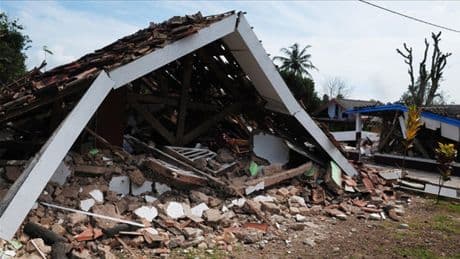 Endonezya'da 5.8'lik deprem: Yaralılar var