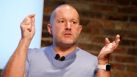 «Le plus grand designer du monde» : qui est Jony Ive, l’ancienne star d’Apple recrutée à prix d’or par OpenAI ?
