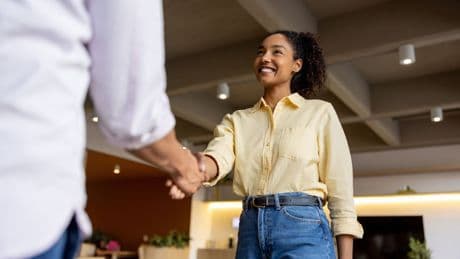 Nach 600 Absagen reicht ein einziger Schritt – und sie bekommt sofort den Job