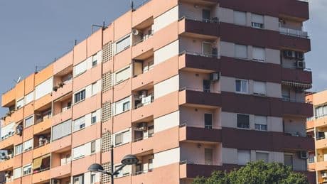 Dos vidas para pagar un piso: la idea de la patronal inmobiliaria para que los hijos "hereden" las hipotecas de sus padres