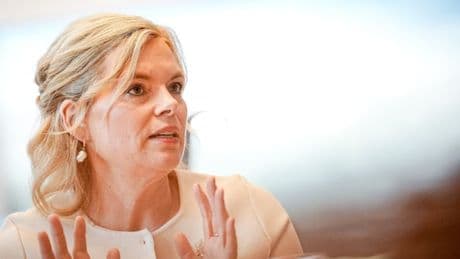 Streit um Anstecknadeln – Bundestagspräsidentin Klöckner widerspricht den Grünen